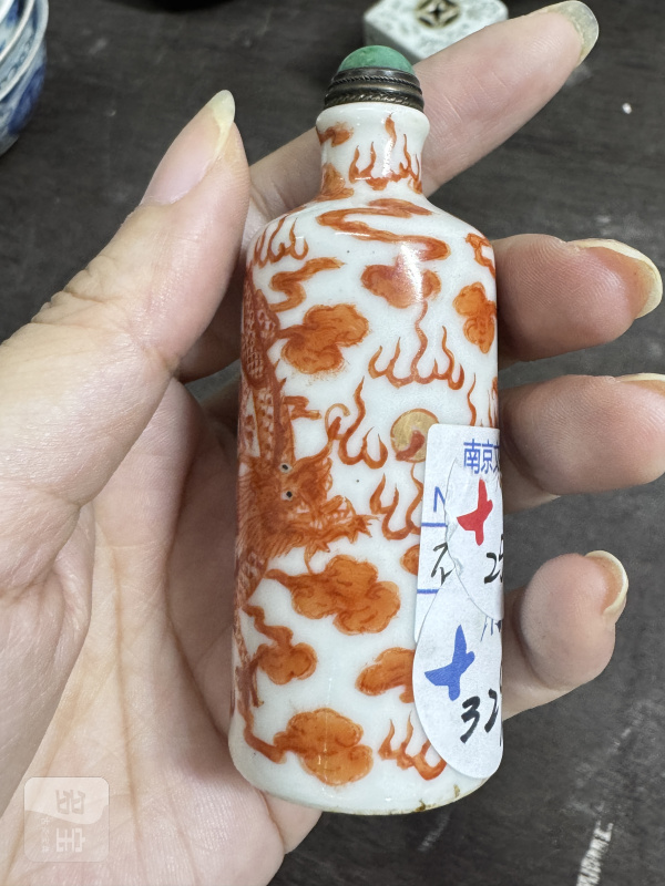 清 矾红双龙戏珠纹烟壶 - 图3